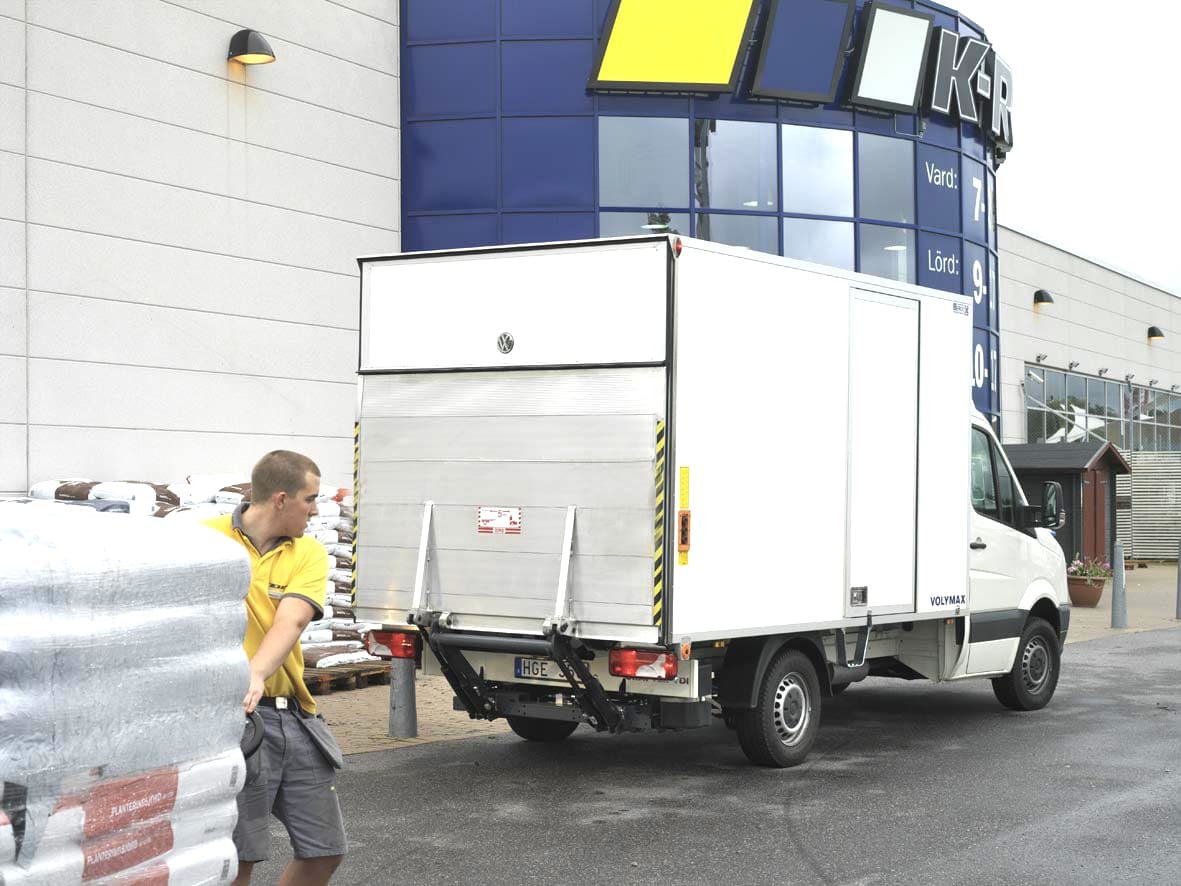 Delivery van with a Sesam-controlled tail lift, loading pallets