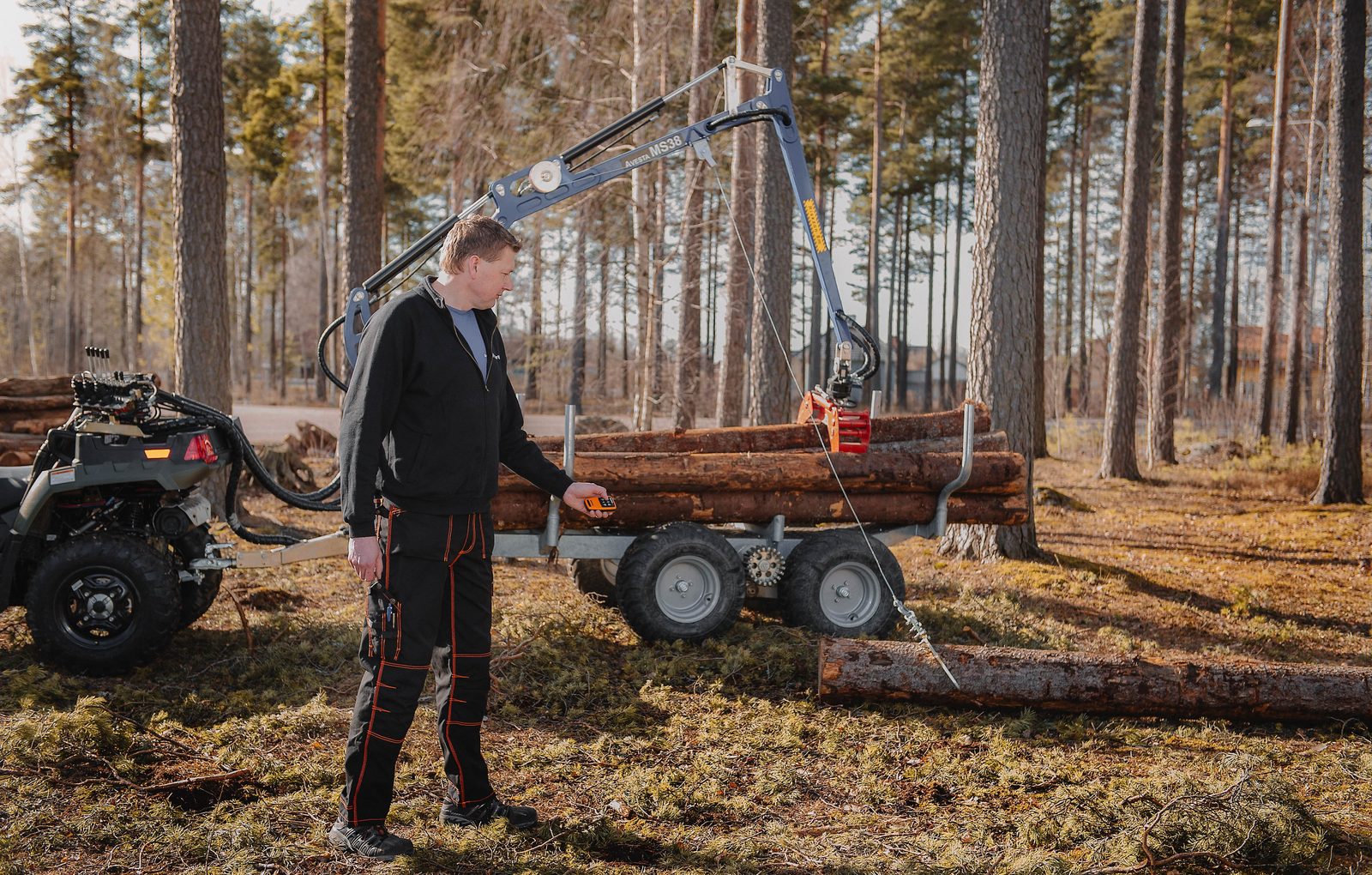Forestry trailer with a hydraulic crane operated by Sesam remote
